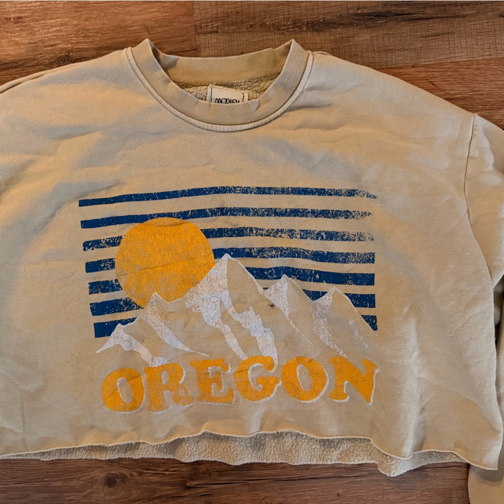 Buckle Yellow Graphic Crop Sweatshirt
